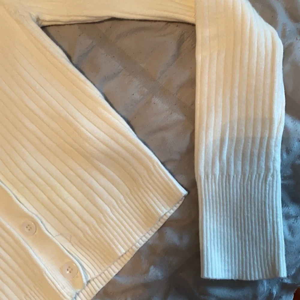 Cropped button down sweater with collar - Picture 4 of 7